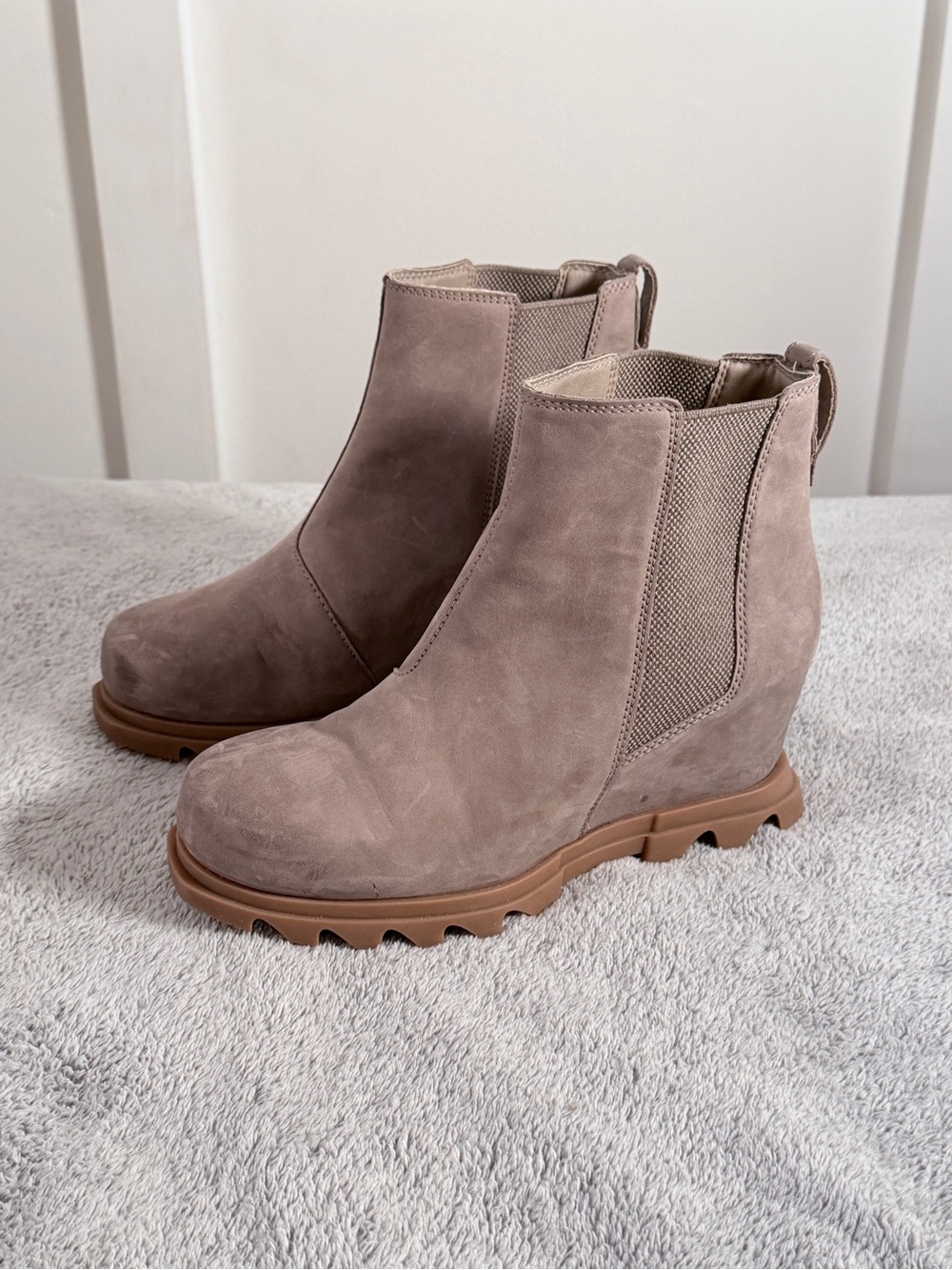 Sorel Joan of Arctic Wedge III Chelsea Boots Taupe leather Women's Size 7